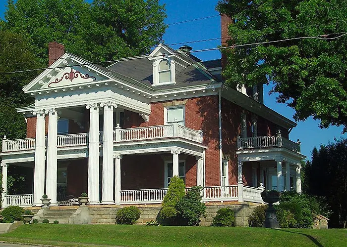 South Broadway Manor B&B - Near Fallingwater, Ohiopyle State Park, Hiking & Biking Trails Gap